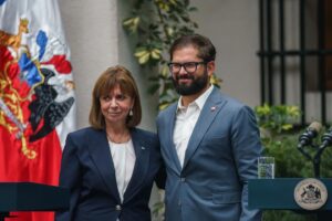 Gabriel Boric Instagram - Es la primera vez que un presidente de Grecia visita nuestro país, por lo que es un tremendo honor recibir a la presidenta Katerina Sakellaropoulou. Esta visita tiene una gran importancia para la revitalización de nuestra agenda bilateral, reafirma nuestro compromiso de colaboración multilateral y demuestra la importancia de Chile en el mundo. 
Reitero, a nombre de nuestro país, la bienvenida a la presidenta de Grecia. Que esta visita nos brinde la oportunidad de fortalecer nuestros vínculos y vislumbrar juntos un mejor horizonte para nuestros países.