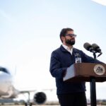 Gabriel Boric Instagram - Desde la cumbre del cerro Torquemada, anunciamos el proyecto para el nuevo Aeropuerto en la Región de Valparaíso. Con esta obra impulsamos el desarrollo de la región, fortaleciendo su economía, turismo y el trabajo de emprendedoras como la señora Daisy con su emprendimiento gastronómico. Avanzamos beneficiando el desarrollo de las regiones y el bienestar de las familias de nuestro país.