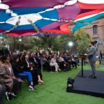Gabriel Boric Instagram - Hoy inauguré la zona de juegos renovada del Parque Portales en Santiago junto a Sofía, vecina del Barrio Yungay, la ministra @Carolina_Toha y la alcaldesa @IracixStgo. Con este hito damos cuenta del trabajo multisectorial que estamos realizando, en el combate a la delincuencia, en el trabajo de la persecución de delitos y también en la inversión para prevenir con deporte, educación, cultura y recuperación de espacios públicos. Una de las maneras de ganarle a la delincuencia es que las familias vuelvan a los parques y plazas, que haya más comunidad y cohesión social. En esto, seguimos trabajando.