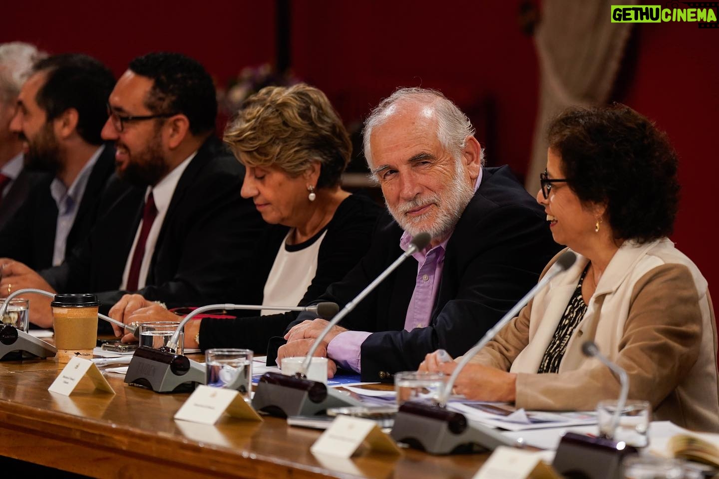 Gabriel Boric Instagram - Iniciamos este viernes con un nuevo Consejo de Gabinete junto a ministras y ministros de Gobierno. Esta semana hemos tenido muy buenas noticias económicas. Se logró reducir la inflación desde 14% a menos de 4%, sin caer en recesión. Además, la economía está creciendo desde mediados de 2023, es decir, llevamos nueve meses creciendo. Y esta expansión continuará durante 2024 donde el mercado del trabajo seguirá recuperándose. Las buenas noticias no pueden llevar a complacencia ni espejismos. Las buenas cifras se consolidan cuando llegan a las familias, para eso seguimos trabajando!