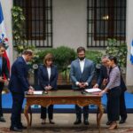 Gabriel Boric Instagram - Es la primera vez que un presidente de Grecia visita nuestro país, por lo que es un tremendo honor recibir a la presidenta Katerina Sakellaropoulou. Esta visita tiene una gran importancia para la revitalización de nuestra agenda bilateral, reafirma nuestro compromiso de colaboración multilateral y demuestra la importancia de Chile en el mundo. Reitero, a nombre de nuestro país, la bienvenida a la presidenta de Grecia. Que esta visita nos brinde la oportunidad de fortalecer nuestros vínculos y vislumbrar juntos un mejor horizonte para nuestros países.