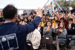 Gabriel Boric Instagram - Desde la cumbre del cerro Torquemada, anunciamos el proyecto para el nuevo Aeropuerto en la Región de Valparaíso. Con esta obra impulsamos el desarrollo de la región, fortaleciendo su economía, turismo y el trabajo de emprendedoras como la señora Daisy con su emprendimiento gastronómico.

Avanzamos beneficiando el desarrollo de las regiones y el bienestar de las familias de nuestro país.