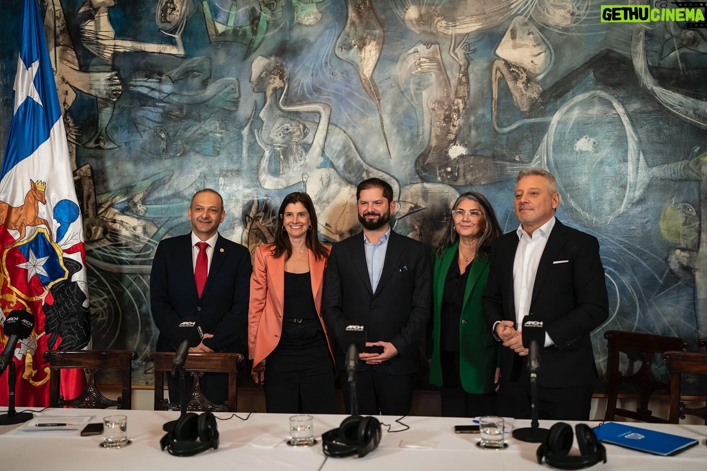 Gabriel Boric Instagram - En el marco de la Cumbre de Libertad de Prensa, tuve una entrevista con más de 500 radios de @SomosARCHI en La Moneda para conversar respecto a diversos temas como seguridad, crecimiento económico y justicia social. Muchas gracias @VerFrancom, Angélica Bulnes, @JuMastorga y Cristian Gálvez por este espacio y por conectar e informar diariamente a miles de chilenas y chilenos a lo largo de Chile!