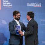 Gabriel Boric Instagram - Hoy Chile avanza un paso más en la urgente tarea de proteger los derechos digitales de las personas: Promulgamos la Ley Marco de Ciberseguridad, fruto de un consenso en ambas cámaras del Congreso Nacional. Con esta ley, mediante la Agencia Nacional de Ciberseguridad, se regulará a servicios públicos y privados para prevenir y resolver incidentes en el ciberespacio. Con estas medidas, Chile se convertirá en el primer país de América Latina y el Caribe en tener una Agencia Nacional de Ciberseguridad y un marco regulatorio de vanguardia en este campo. Hagámonos cargo con unidad de los desafíos de nuestro tiempo para forjar una comunidad que use la tecnología de manera responsable, en su propio beneficio y en el beneficio general en pos de un bien común.