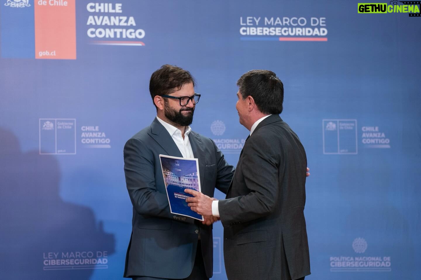 Gabriel Boric Instagram - Hoy Chile avanza un paso más en la urgente tarea de proteger los derechos digitales de las personas: Promulgamos la Ley Marco de Ciberseguridad, fruto de un consenso en ambas cámaras del Congreso Nacional. Con esta ley, mediante la Agencia Nacional de Ciberseguridad, se regulará a servicios públicos y privados para prevenir y resolver incidentes en el ciberespacio. Con estas medidas, Chile se convertirá en el primer país de América Latina y el Caribe en tener una Agencia Nacional de Ciberseguridad y un marco regulatorio de vanguardia en este campo. Hagámonos cargo con unidad de los desafíos de nuestro tiempo para forjar una comunidad que use la tecnología de manera responsable, en su propio beneficio y en el beneficio general en pos de un bien común.