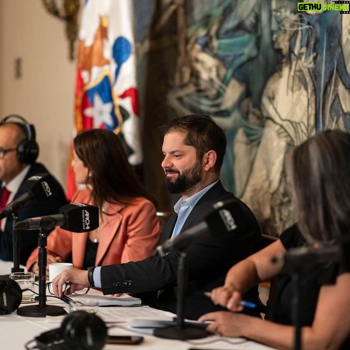 Gabriel Boric Instagram - En el marco de la Cumbre de Libertad de Prensa, tuve una entrevista con más de 500 radios de @SomosARCHI en La Moneda para conversar respecto a diversos temas como seguridad, crecimiento económico y justicia social. Muchas gracias @VerFrancom, Angélica Bulnes, @JuMastorga y Cristian Gálvez por este espacio y por conectar e informar diariamente a miles de chilenas y chilenos a lo largo de Chile!