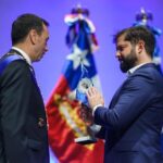 Gabriel Boric Instagram - Seguimos firmes en la tarea de trabajar con esfuerzo y eficacia por la seguridad de los chilenos y chilenas. Hoy oficialicé el nombramiento del nuevo Director General de la @PDI_Chile, Eduardo Cerna, quien tiene un gran desafío por delante. Las familias de Chile necesitan del profesionalismo y compromiso de sus policías para tener una vida mejor y el Estado en su conjunto debe trabajar con ese objetivo.