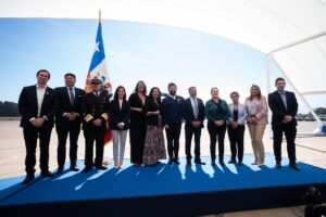 Gabriel Boric Instagram - Desde la cumbre del cerro Torquemada, anunciamos el proyecto para el nuevo Aeropuerto en la Región de Valparaíso. Con esta obra impulsamos el desarrollo de la región, fortaleciendo su economía, turismo y el trabajo de emprendedoras como la señora Daisy con su emprendimiento gastronómico.

Avanzamos beneficiando el desarrollo de las regiones y el bienestar de las familias de nuestro país.