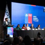 Gabriel Boric Instagram - Un mejor futuro para Chile se construye con los municipios, por eso hoy asistí a la Asamblea de @achmchile que año a año reúne a alcaldes y alcaldesas del país. Sé que junto a la subsecretaria @FranPeralesF revisaron los enormes desafíos que tiene la descentralización, trabajo que se verá fortalecido con una gran noticia: el viernes 12 de abril se iniciará la transferencia de más de 93 mil 600 millones de pesos a 307 comunas a lo largo y ancho de Chile por la nueva Ley de Royalty Minero. En cuanto a seguridad, en 2023 aumentamos en un 65% los montos asignados y este 2024 continuaremos con una inversión de más 15 mil millones de pesos que permitirá llegar con financiamiento a todas las municipalidades del país. Gracias por su enorme trabajo y por priorizar en todo momento la calidad de vida de sus vecinas y vecinos. Chile avanza con ustedes!