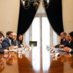 Gabriel Boric Instagram - Junto a los ministros Mario Marcel, @AElizaldes, @Nico_Grauv y la subsecretaria @MacarenaLobosPalacios tuve una fructífera reunión con las mesas directivas del Senado y la Cámara de Diputadas y Diputados, encabezadas por @SenadorJoseGarciaRuminot y @KarolCariolaOliva para avanzar en materia legislativa en torno a crecimiento económico, progreso social y responsabilidad fiscal.