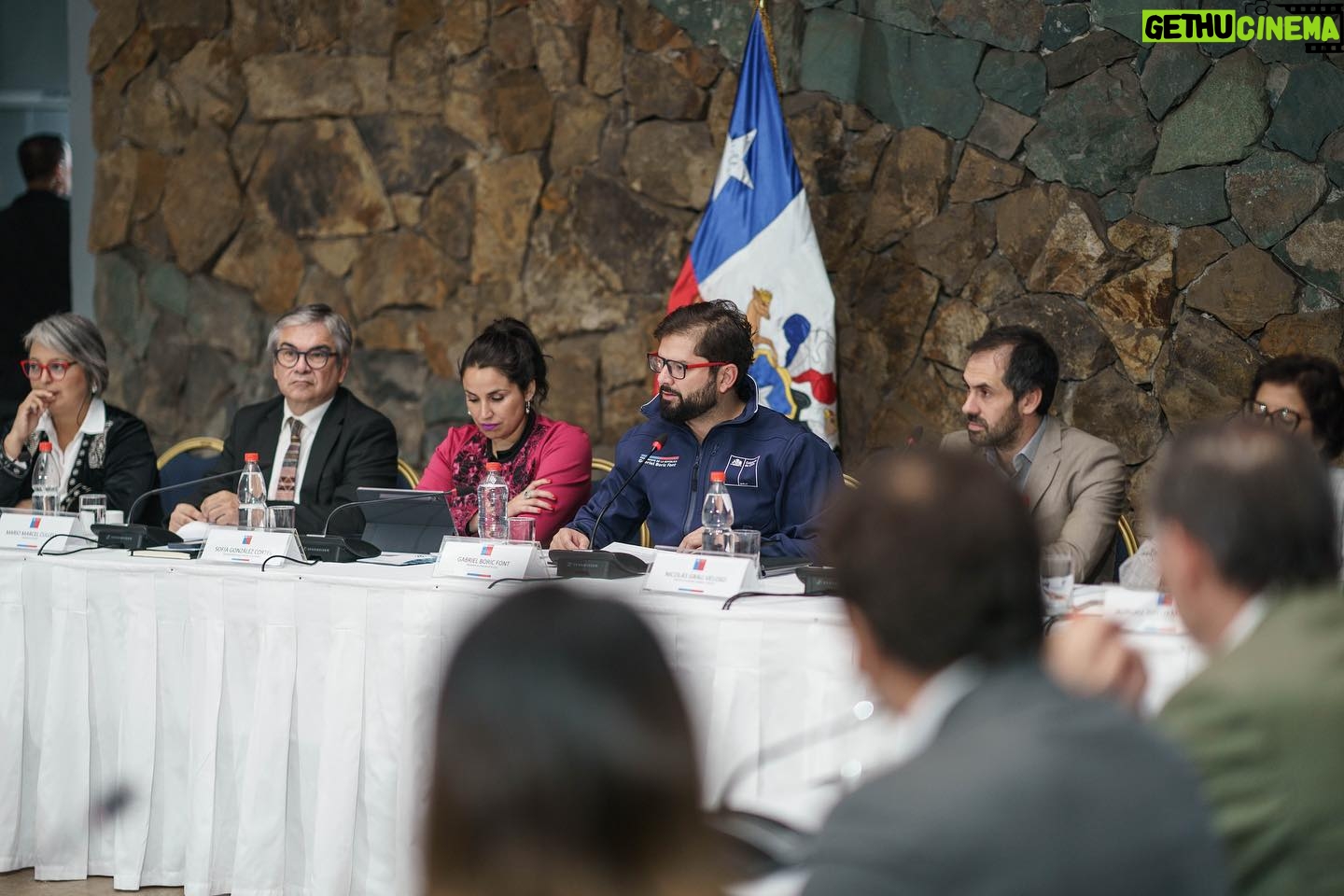 Gabriel Boric Instagram - Desde Los Andes sesionamos en un nuevo Gabinete Pro Crecimiento y Empleo junto a ministras y ministros, la delegada, @sofia.gonzco, el gobernador regional @rodrigomundaca2021 y representantes de empresas de la zona para revisar proyectos públicos y privados que son claves para la región, porque una de las prioridades del Gobierno, además de la seguridad ciudadana y social, es la recuperación de nuestra economía. En concreto, son 32 proyectos que esperamos destrabar en la Región de Valparaíso. Entre ellos, la optimización de la operación minera de Codelco Andina, el Hospital Provincial de Marga Marga, la reposición de los Cesfam en Putaendo y El Quisco, el Servicio Médico Legal en Quillota - La Calera, entre otros. También revisamos proyectos de infraestructura en educación, transporte y vivienda. Los índices positivos que hemos conocido en las últimas semanas, reafirman que el trabajo serio y responsable trae buenos resultados y este gabinete también es parte de ese trabajo y estoy seguro que Chile va a seguir creciendo más y mejor este 2024.