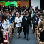 Gabriel Boric Instagram - Todo mi reconocimiento para las trabajadoras y trabajadores en este 1 de mayo, en el que junto a la ministra @jeannettejararoman reafirmamos nuestro compromiso por mejores condiciones laborales con el aumento del salario mínimo y la implementación de la primera etapa de la ley de 40 Horas. Nuestro Gobierno se la ha jugado por promover el trabajo decente para todas y todos. Hablamos de empleos que entreguen un salario que alcance para llegar a fin de mes, estables, seguros y que permitan crecer personal y profesionalmente. Eso empujamos, trabajos que permitan conciliar la vida laboral, familiar y personal, para que todos puedan disfrutar su vida más y mejor.