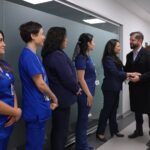 Gabriel Boric Instagram - Todo mi reconocimiento para las trabajadoras y trabajadores en este 1 de mayo, en el que junto a la ministra @jeannettejararoman reafirmamos nuestro compromiso por mejores condiciones laborales con el aumento del salario mínimo y la implementación de la primera etapa de la ley de 40 Horas. Nuestro Gobierno se la ha jugado por promover el trabajo decente para todas y todos. Hablamos de empleos que entreguen un salario que alcance para llegar a fin de mes, estables, seguros y que permitan crecer personal y profesionalmente. Eso empujamos, trabajos que permitan conciliar la vida laboral, familiar y personal, para que todos puedan disfrutar su vida más y mejor.