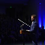 Gabriel Boric Instagram - Seguimos firmes en la tarea de trabajar con esfuerzo y eficacia por la seguridad de los chilenos y chilenas. Hoy oficialicé el nombramiento del nuevo Director General de la @PDI_Chile, Eduardo Cerna, quien tiene un gran desafío por delante. Las familias de Chile necesitan del profesionalismo y compromiso de sus policías para tener una vida mejor y el Estado en su conjunto debe trabajar con ese objetivo.