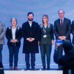 Gabriel Boric Instagram - Todo mi reconocimiento para las trabajadoras y trabajadores en este 1 de mayo, en el que junto a la ministra @jeannettejararoman reafirmamos nuestro compromiso por mejores condiciones laborales con el aumento del salario mínimo y la implementación de la primera etapa de la ley de 40 Horas. Nuestro Gobierno se la ha jugado por promover el trabajo decente para todas y todos. Hablamos de empleos que entreguen un salario que alcance para llegar a fin de mes, estables, seguros y que permitan crecer personal y profesionalmente. Eso empujamos, trabajos que permitan conciliar la vida laboral, familiar y personal, para que todos puedan disfrutar su vida más y mejor.