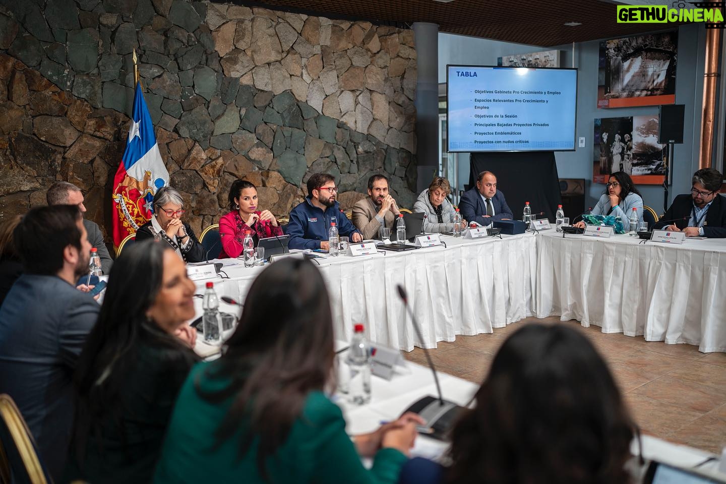 Gabriel Boric Instagram - Desde Los Andes sesionamos en un nuevo Gabinete Pro Crecimiento y Empleo junto a ministras y ministros, la delegada, @sofia.gonzco, el gobernador regional @rodrigomundaca2021 y representantes de empresas de la zona para revisar proyectos públicos y privados que son claves para la región, porque una de las prioridades del Gobierno, además de la seguridad ciudadana y social, es la recuperación de nuestra economía. En concreto, son 32 proyectos que esperamos destrabar en la Región de Valparaíso. Entre ellos, la optimización de la operación minera de Codelco Andina, el Hospital Provincial de Marga Marga, la reposición de los Cesfam en Putaendo y El Quisco, el Servicio Médico Legal en Quillota - La Calera, entre otros. También revisamos proyectos de infraestructura en educación, transporte y vivienda. Los índices positivos que hemos conocido en las últimas semanas, reafirman que el trabajo serio y responsable trae buenos resultados y este gabinete también es parte de ese trabajo y estoy seguro que Chile va a seguir creciendo más y mejor este 2024.