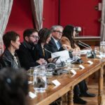 Gabriel Boric Instagram - Partimos el Consejo de Gabinete en La Moneda tras recorrer la Región de O’Higgins donde entregamos las llaves a 250 familias que esperaron años por su vivienda definitiva, inauguramos el centro Teletón, anunciamos la recuperación de espacios públicos y defensas fluviales y recorrimos las obras de la Universidad de O’Higgins. Este Consejo de Gabinete es el último antes de nuestra tercera cuenta pública donde nos ponemos de frente a todo Chile para comunicar lo que hemos hecho, lo que nos queda por hacer y el país que soñamos. Por eso trabajamos a toda máquina, cumpliendo los compromisos para que cada región avance.