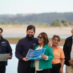 Gabriel Boric Instagram - En el Día Mundial del Agua, reiteramos nuestro compromiso con los sectores rurales de nuestro país que han sido golpeados por la sequía. Trabajamos para que nadie tenga que dejar su tierra por falta de agua. Para ello, hemos tomamos diferentes medidas: ejecutamos un presupuesto histórico de 244 mil millones en Servicios Sanitarios Rurales, trabajamos en un plan para construir 12 embalses y este segundo semestre licitaremos la esperada planta desalinizadora en la Región de Coquimbo. Hoy junto a la ministra @jlopezsaffie y el subsecretario @maxproanoug, constatamos el avance del proyecto de Servicio Sanitario Rural que beneficiará a dos mil personas en Pupuya y la Palmilla en la Región de O’Higgins. Seguiremos trabajando para cuidar este recurso con la última tecnología disponible y una visión de mediano y largo plazo.