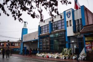 Gabriel Boric Instagram - En un día doloroso para Chile entero, acompañamos a los seres queridos del suboficial mayor Misael Vidal Cid, en su última despedida en Curanilahue. 

También fueron despedidos junto a sus seres queridos los suboficiales mayores Sergio Arévalo y Carlos Cisterna. Mis condolencias para familiares, amigos y cada uno de quienes viven este terrible crimen. 

Seguiremos trabajando sin descanso hasta encontrar a los culpables para que respondan con todo el peso de la ley ante la justicia y la sociedad chilena, y seguiremos también apoyando firmemente a nuestras policías.

La violencia y barbarie de los criminales no nos intimida, nos une y da más fuerzas para enfrentarlos y junto a la sociedad chilena, fortalecer la seguridad.