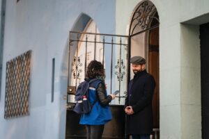 Gabriel Boric Instagram - Censado! Esta mañana recibí a Alejandra, censista que desde la puerta de mi casa completó el cuestionario que se está aplicando en todo el país y que nos permitirá construir mejores políticas públicas para el presente y futuro de Chile. Invito a que todas y todos abran su puerta al Censo, son menos de 15 minutos. Colaboremos en todo Chile con esta enorme tarea.