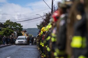 Gabriel Boric Instagram - En un día doloroso para Chile entero, acompañamos a los seres queridos del suboficial mayor Misael Vidal Cid, en su última despedida en Curanilahue. 

También fueron despedidos junto a sus seres queridos los suboficiales mayores Sergio Arévalo y Carlos Cisterna. Mis condolencias para familiares, amigos y cada uno de quienes viven este terrible crimen. 

Seguiremos trabajando sin descanso hasta encontrar a los culpables para que respondan con todo el peso de la ley ante la justicia y la sociedad chilena, y seguiremos también apoyando firmemente a nuestras policías.

La violencia y barbarie de los criminales no nos intimida, nos une y da más fuerzas para enfrentarlos y junto a la sociedad chilena, fortalecer la seguridad.