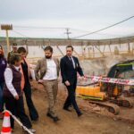 Gabriel Boric Instagram - Junto a las ministras @Carolina_Toha y @JLopezSaffie e visitamos obras de la futura Jefatura Nacional de Inteligencia Policial de la PDI. Con esto dotamos a la institución, funcionarios y a la ciudadanía de una mejor infraestructura para combatir delitos. Nuestro enfoque es consistente y permanente, y es un enfoque de Estado de largo aliento, que es el de derrotar al crimen organizado, al narcotráfico y, por cierto, derrotar a la violencia con mayor inteligencia policial, más equipamiento y mayores capacidades operativas. Juntos podemos crear un Chile más seguro, más amable y más justo.