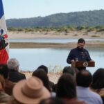 Gabriel Boric Instagram - En el Día Mundial del Agua, reiteramos nuestro compromiso con los sectores rurales de nuestro país que han sido golpeados por la sequía. Trabajamos para que nadie tenga que dejar su tierra por falta de agua. Para ello, hemos tomamos diferentes medidas: ejecutamos un presupuesto histórico de 244 mil millones en Servicios Sanitarios Rurales, trabajamos en un plan para construir 12 embalses y este segundo semestre licitaremos la esperada planta desalinizadora en la Región de Coquimbo. Hoy junto a la ministra @jlopezsaffie y el subsecretario @maxproanoug, constatamos el avance del proyecto de Servicio Sanitario Rural que beneficiará a dos mil personas en Pupuya y la Palmilla en la Región de O’Higgins. Seguiremos trabajando para cuidar este recurso con la última tecnología disponible y una visión de mediano y largo plazo.