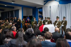 Gabriel Boric Instagram - En un día doloroso para Chile entero, acompañamos a los seres queridos del suboficial mayor Misael Vidal Cid, en su última despedida en Curanilahue. 

También fueron despedidos junto a sus seres queridos los suboficiales mayores Sergio Arévalo y Carlos Cisterna. Mis condolencias para familiares, amigos y cada uno de quienes viven este terrible crimen. 

Seguiremos trabajando sin descanso hasta encontrar a los culpables para que respondan con todo el peso de la ley ante la justicia y la sociedad chilena, y seguiremos también apoyando firmemente a nuestras policías.

La violencia y barbarie de los criminales no nos intimida, nos une y da más fuerzas para enfrentarlos y junto a la sociedad chilena, fortalecer la seguridad.