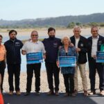 Gabriel Boric Instagram - En el Día Mundial del Agua, reiteramos nuestro compromiso con los sectores rurales de nuestro país que han sido golpeados por la sequía. Trabajamos para que nadie tenga que dejar su tierra por falta de agua. Para ello, hemos tomamos diferentes medidas: ejecutamos un presupuesto histórico de 244 mil millones en Servicios Sanitarios Rurales, trabajamos en un plan para construir 12 embalses y este segundo semestre licitaremos la esperada planta desalinizadora en la Región de Coquimbo. Hoy junto a la ministra @jlopezsaffie y el subsecretario @maxproanoug, constatamos el avance del proyecto de Servicio Sanitario Rural que beneficiará a dos mil personas en Pupuya y la Palmilla en la Región de O’Higgins. Seguiremos trabajando para cuidar este recurso con la última tecnología disponible y una visión de mediano y largo plazo.