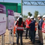 Gabriel Boric Instagram - El Metro sigue creciendo y conectando a millones de chilenas y chilenos. Desde la comuna de Cerrillos, junto al ministro @JuanCarlosMunoz90, la alcaldesa @LorenaFacuse y Ada, vecina y dirigenta de la comuna comunicamos con mucho orgullo el inicio de las obras de excavación de la extensión de la Línea 6 del Metro de Santiago. Porque como Ada, son 90 mil vecinas y vecinos que se verán beneficiados con la nueva estación Lo Errázuriz. Esta obra implica una inversión de más de 196 millones de dólares y generará alrededor de 2 mil 400 puestos de trabajo durante su proceso de construcción. Esta futura estación intermodal conectará también con el servicio de trenes Alameda-Melipilla para seguir uniendo las zonas rurales de Santiago y mejorando la calidad de vida de las familias. A todas y todos los trabajadores y directivos de Metro, muchísimas gracias por su trabajo, estamos muy orgullosos de ustedes.