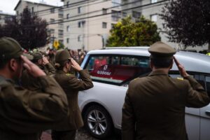 Gabriel Boric Instagram - En un día doloroso para Chile entero, acompañamos a los seres queridos del suboficial mayor Misael Vidal Cid, en su última despedida en Curanilahue. 

También fueron despedidos junto a sus seres queridos los suboficiales mayores Sergio Arévalo y Carlos Cisterna. Mis condolencias para familiares, amigos y cada uno de quienes viven este terrible crimen. 

Seguiremos trabajando sin descanso hasta encontrar a los culpables para que respondan con todo el peso de la ley ante la justicia y la sociedad chilena, y seguiremos también apoyando firmemente a nuestras policías.

La violencia y barbarie de los criminales no nos intimida, nos une y da más fuerzas para enfrentarlos y junto a la sociedad chilena, fortalecer la seguridad.