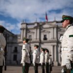 Gabriel Boric Instagram - Hoy en la Plaza de la Constitución vivimos un emotivo y respetuoso toque de silencio que realizó la Guardia de Palacio en memoria de los tres carabineros asesinados en Cañete. Mis respetos para ellos, sus familias y toda la institución.