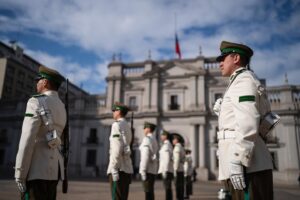 Gabriel Boric Instagram - Hoy en la Plaza de la Constitución vivimos un emotivo y respetuoso toque de silencio que realizó la Guardia de Palacio en memoria de los tres carabineros asesinados en Cañete. Mis respetos para ellos, sus familias y toda la institución.