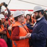 Gabriel Boric Instagram - El Metro sigue creciendo y conectando a millones de chilenas y chilenos. Desde la comuna de Cerrillos, junto al ministro @JuanCarlosMunoz90, la alcaldesa @LorenaFacuse y Ada, vecina y dirigenta de la comuna comunicamos con mucho orgullo el inicio de las obras de excavación de la extensión de la Línea 6 del Metro de Santiago. Porque como Ada, son 90 mil vecinas y vecinos que se verán beneficiados con la nueva estación Lo Errázuriz. Esta obra implica una inversión de más de 196 millones de dólares y generará alrededor de 2 mil 400 puestos de trabajo durante su proceso de construcción. Esta futura estación intermodal conectará también con el servicio de trenes Alameda-Melipilla para seguir uniendo las zonas rurales de Santiago y mejorando la calidad de vida de las familias. A todas y todos los trabajadores y directivos de Metro, muchísimas gracias por su trabajo, estamos muy orgullosos de ustedes.