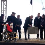 Gabriel Boric Instagram - La distancia no puede ser un obstáculo para el bienestar de niños y niñas. Con mucha alegría instalamos la primera piedra del nuevo Instituto @teleton_chile en la Región de O’Higgins con el que las familias cuidadoras, tantas veces invisibilizadas, dejarán de viajar largos trayectos a la Región del Maule o Metropolitana. Bienvenida sea la colaboración público-privada que da respuesta a las urgencias y necesidades de las familias chilenas.