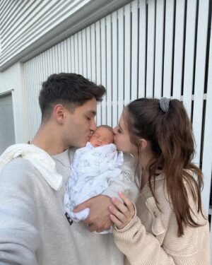 Gabriel Conte Instagram - makaiah lou conte 💕 my new best friend

born july 21, 2022