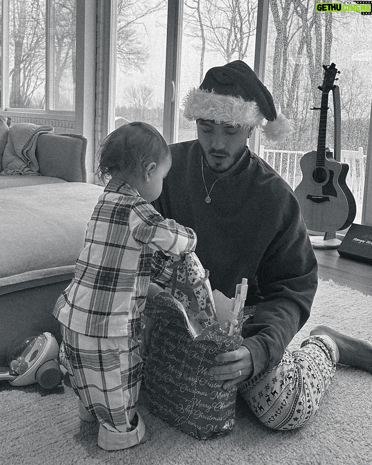 Gabriel Conte Instagram - MERRY CHRISTMAS!! From our family to yours ❤️ “And this will be a sign for you: you will find a baby wrapped in swaddling cloths and lying in a manger.” And suddenly there was with the angel a multitude of the heavenly host praising God and saying, “Glory to God in the highest, and on earth peace among those with whom he is pleased!” -Luke 2:12-14