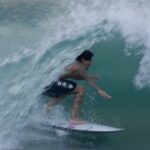 Gabriel Medina Instagram - Hoje foi irado, surf com meu irmao @fernando_junior31 em casa. 🏠 Como sempre, sendo bem recepcionado 😎 Fun surf with my bro today. Good to be home :) 🎥: @lucasbalbino_