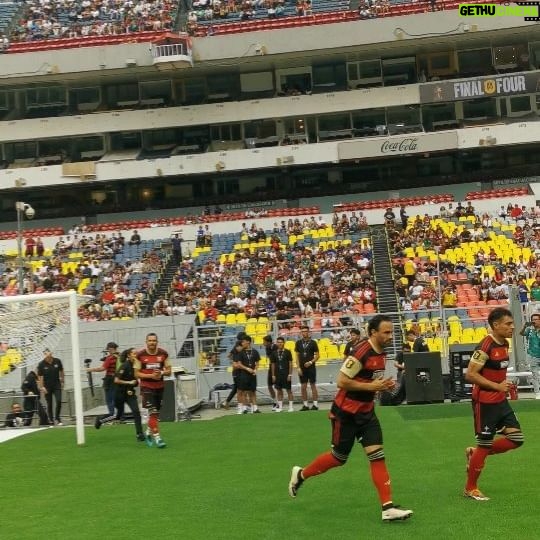 Gabriel Montiel Instagram - Se enchina la piel, el Azteca se rinde ante el equipo más amado de la #kingsleagueamericas 🖤❤️💛