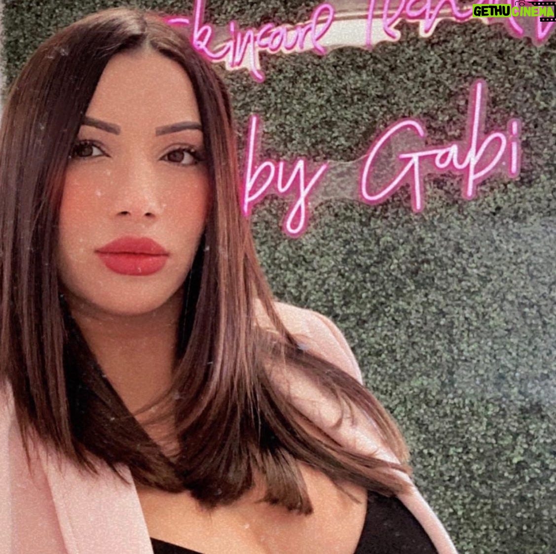 Gabriela Castrovinci - 10.9K Likes - Make sure to follow my Business page @skincare.technique 📐💉💋 The Face Behind Your Face 💁🏻♀️