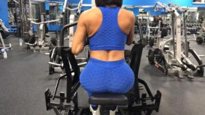 Gabriela Castrovinci Instagram - OMG!!!!!! Thanks to my girl @sarahvldsfit I made it to the gym 🏋🏽‍♀️ for the first time in one month!!!! As I mentioned on my previous post it has been really hard to manage school and training. For those ppl who are “gym rats” like me understand how upsetting is not being able to workout as often. Well on the other hand I can’t complain too much all this studying is really working out for me 🤣 I got another A on my test 🙌🏻 I’ve been 100% true to myself and here’s a simple tip for those who are procrastinators: there is no shortcuts to success! 
PS: Make sure to save this workout for your next back day! 
The workout 20-15 reps 
5 sets: close grip lateral pull down 
4 sets: SA back row 
3 sets: straight arm pull downs
3 sets: cable crossovers 
3 sets: hyper extensions