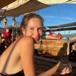 Gabriela Fadel Instagram - Esse ano eu escolhi passar meu aniversário fazendo uma expedição de 6 dias de barco pelas Filipinas. Eu passei a virada do dia 17 de abril com parabens cantado em grego, enquanto eu nadava pelad4 em uma praia deserta cheia plânctons bioluminescences com pessoas que eu tinha conhecido a poucos dias atrás. Passei meu aniversário nadando com tartarugas, vendo tubarão-baleia, sem Internet nem sinal de celular, almoçando 2 vezes porque a comida era boa demais para não repetir, convidando novos amigos pra passar o Carnaval no Rio, dormindo em tendas de bambu na praia, sendo queimada por plânctons, tomando banho gelado com pouca água, rindo de tudo e grata. Grata pela vida que eu escolhi, por tudo que eu vivo, por todas as pessoas novas incríveis que conheço, pelas pessoas antigas que estão sempre no meu coração, pelos lugares lindos que eu vou. É bom demais ser eu e enxergar o mundo pelos meus olhos. Como é bom ser curiosa, romântica e boba e poder sempre ter um filtro rosado em tudo que eu vivo. Feliz aniversário pra mim.