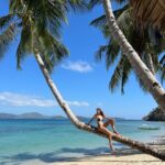 Gabriela Fadel Instagram - Esse ano eu escolhi passar meu aniversário fazendo uma expedição de 6 dias de barco pelas Filipinas. Eu passei a virada do dia 17 de abril com parabens cantado em grego, enquanto eu nadava pelad4 em uma praia deserta cheia plânctons bioluminescences com pessoas que eu tinha conhecido a poucos dias atrás. Passei meu aniversário nadando com tartarugas, vendo tubarão-baleia, sem Internet nem sinal de celular, almoçando 2 vezes porque a comida era boa demais para não repetir, convidando novos amigos pra passar o Carnaval no Rio, dormindo em tendas de bambu na praia, sendo queimada por plânctons, tomando banho gelado com pouca água, rindo de tudo e grata. Grata pela vida que eu escolhi, por tudo que eu vivo, por todas as pessoas novas incríveis que conheço, pelas pessoas antigas que estão sempre no meu coração, pelos lugares lindos que eu vou. É bom demais ser eu e enxergar o mundo pelos meus olhos. Como é bom ser curiosa, romântica e boba e poder sempre ter um filtro rosado em tudo que eu vivo. Feliz aniversário pra mim.