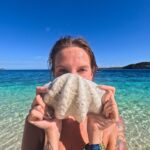 Gabriela Fadel Instagram - Esse ano eu escolhi passar meu aniversário fazendo uma expedição de 6 dias de barco pelas Filipinas. Eu passei a virada do dia 17 de abril com parabens cantado em grego, enquanto eu nadava pelad4 em uma praia deserta cheia plânctons bioluminescences com pessoas que eu tinha conhecido a poucos dias atrás. Passei meu aniversário nadando com tartarugas, vendo tubarão-baleia, sem Internet nem sinal de celular, almoçando 2 vezes porque a comida era boa demais para não repetir, convidando novos amigos pra passar o Carnaval no Rio, dormindo em tendas de bambu na praia, sendo queimada por plânctons, tomando banho gelado com pouca água, rindo de tudo e grata. Grata pela vida que eu escolhi, por tudo que eu vivo, por todas as pessoas novas incríveis que conheço, pelas pessoas antigas que estão sempre no meu coração, pelos lugares lindos que eu vou. É bom demais ser eu e enxergar o mundo pelos meus olhos. Como é bom ser curiosa, romântica e boba e poder sempre ter um filtro rosado em tudo que eu vivo. Feliz aniversário pra mim.