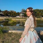 Gabriela Fadel Instagram - Nasci para ser uma princesa coreana da dinastia Joseon. As senhoras que pararam para me dizer que eu tava muito bonita e me colocar em uma pose específica concordam.