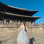 Gabriela Fadel Instagram - Nasci para ser uma princesa coreana da dinastia Joseon. As senhoras que pararam para me dizer que eu tava muito bonita e me colocar em uma pose específica concordam.