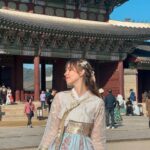 Gabriela Fadel Instagram - Nasci para ser uma princesa coreana da dinastia Joseon. As senhoras que pararam para me dizer que eu tava muito bonita e me colocar em uma pose específica concordam.