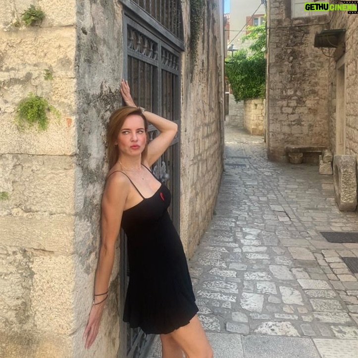 Gabriela Platas Instagram - Escondiéndome de la policía porque es ilegal tanta guaposidad.