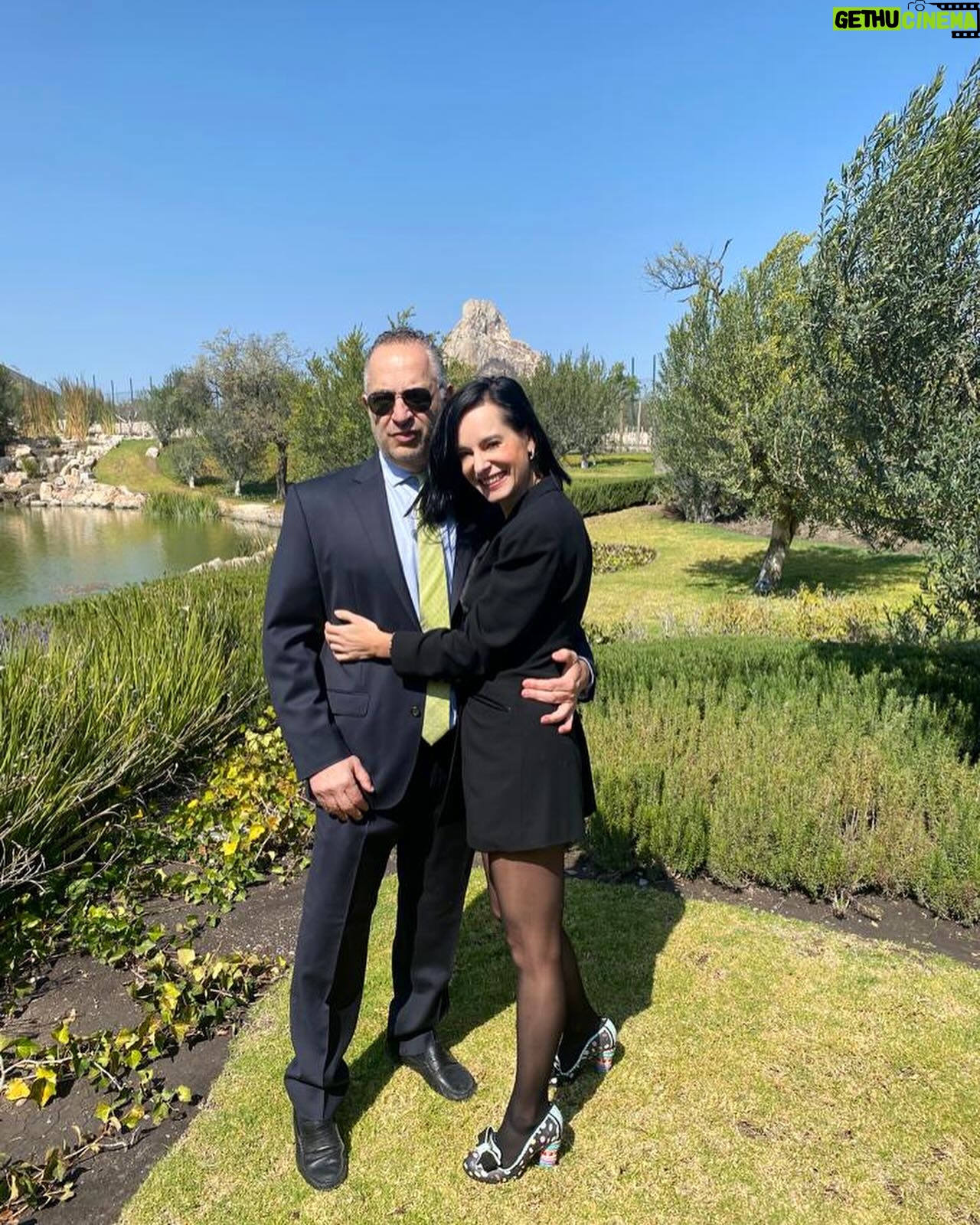 Gabriela Platas Instagram - Hace muchos años, el perro que más he amado me llevó a ti. Y hace 6 años empezaste a enseñarme la felicidad de un amor como siempre lo había imaginado: honesto, protector, sencillo, leal, feliz y divertido (aunque lo disimules con tu #Caradepiedraconojos). Eras mi sueño desde siempre, y hoy se cumplen 6 años de que vivo agradecida de estar a tu lado. Te amo. 🤍