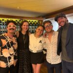 Gabriela Platas Instagram - Celebramos 6000 minutos sin escape y 100 (120 en realidad) representaciones de esta super obra ¡tienen que ir a ver @atrapadosmex ! Gracias a todo el equipo de @morrisgilr y @mejorteatro por hacernos parte de este día tan especial. Fue todo un honor ser testigos de todo su talento ¡son wow! 🤩 Y ni hablar del precioso trabajo actoral de @faisirrito @alealebarros @juanmartinj y @palyoficial ¡Todo mi amor y admiración para ustedes! La noche terminó juntando las celebraciones así que recibí mucho amor por mi cumple ¡los adoro! Gracias por hacerme sentir tan especial. 🥳🥳🥳🥳